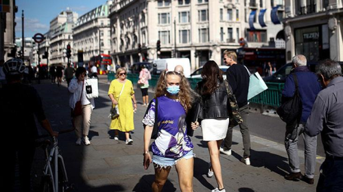 ngiltere'de alama sonu veriyor! Maske takma zorunluluu kalkacak