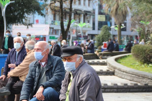 'Krmz' kategorideki Rize'de, sokaklar youn