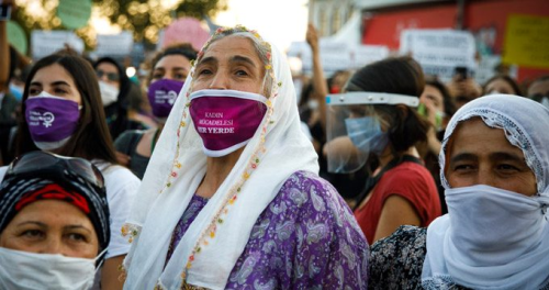 Sosyal mesafe ve maske takma kuralna ksmen uyuluyor